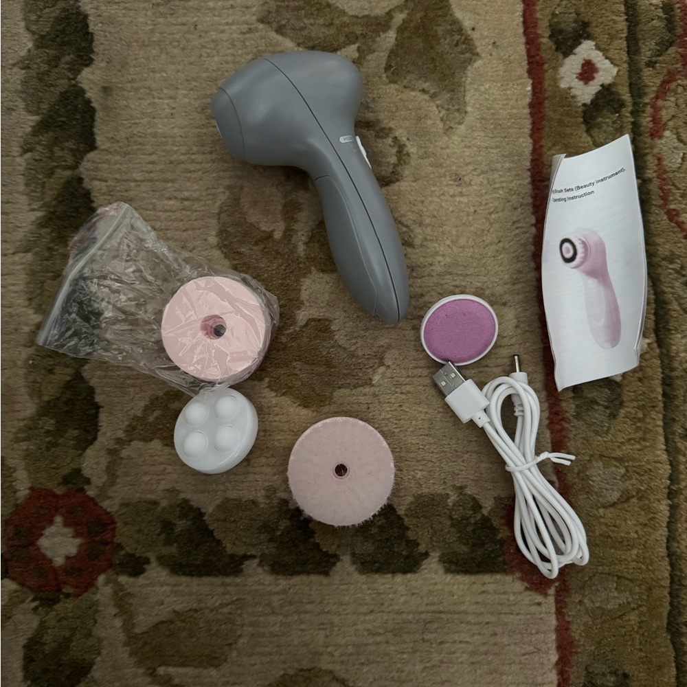 NEW Facial Cleansing Brush USB Rechargeable Skin Scrubber - Picture 2 of 3